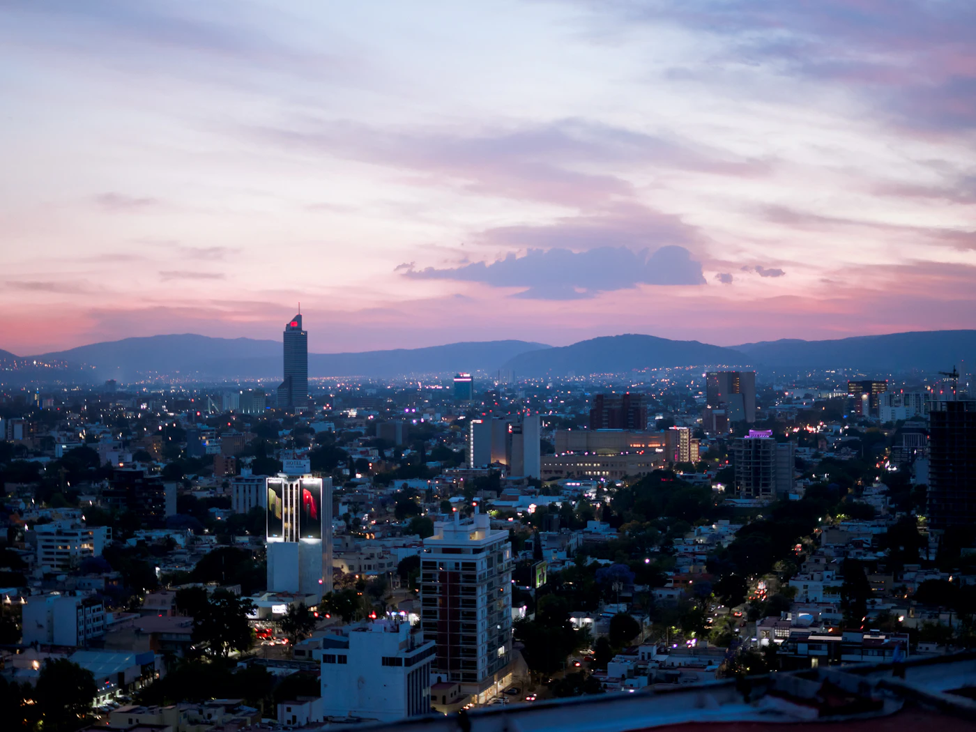 Vista de Guadalajara al atardecer, con la sierra al fondo