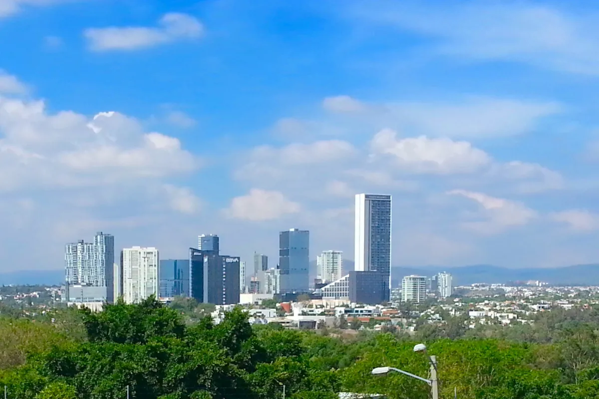 Vista del poniente de Zapopan con las torres de Puerta de Hierro al fondo
